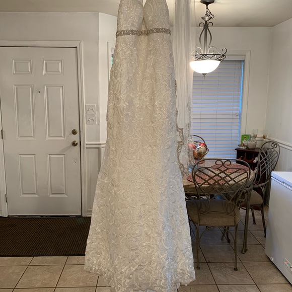 Allure Bridal gown with headpiece and veil - Picture 2 of 5